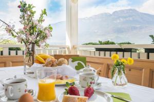 泰尔拉诺Villa Sonnenschein的餐桌上摆有早餐食品的桌子,享有美景