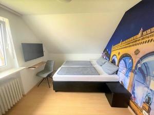 达豪Olympia Pension的一间卧室配有一张壁画床