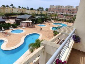 维拉Dumar Puerto Rey的享有度假胜地的空中景致,设有2个游泳池