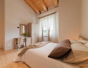 马泰利卡Tenuta Grimaldi Wine Resort的卧室配有一张大白色床和窗户