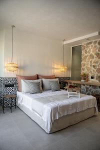 斯泰里达Delight Apartments suites的卧室配有一张白色的大床和一张桌子