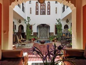 马拉喀什东方魅力摩洛哥住宅酒店 - 仅限成人的带沙发和壁炉的客厅