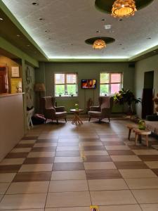 克卢日-纳波卡奥林普酒店的医院的候诊室,配有桌椅