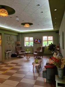 克卢日-纳波卡奥林普酒店的带沙发、椅子和桌子的等候室