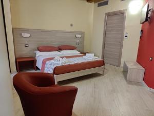 罗通达Dimora Del Corso的酒店客房,配有两张床和椅子
