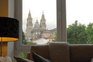 圣地亚哥－德孔波斯特拉Silver Home的带沙发的窗户享有城市美景。