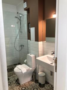 金沙Boutique Home Magnolia的一间带卫生间和水槽的浴室