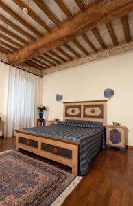 PetrignanoHotel Assisi Parco Dei Cavalieri的一间卧室,卧室内配有一张大床