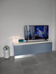Blue Sky Garda - Zaffiro的电视和/或娱乐中心