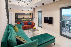 苏提万Villa Allure的客厅配有绿色沙发和电视