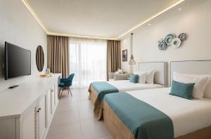 洛泽内茨Siena Premium Retreat - Free parking的酒店客房设有两张床和一台平面电视。