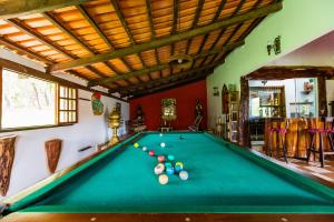 戈亚斯州科伦巴Hotel Fazenda Serra da Irara的一张台球桌,里面放着球