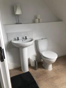 达德利Spring House - Staycation - Perfect for Contractors & Families - 2 Parking Spaces的白色的浴室设有卫生间和水槽。