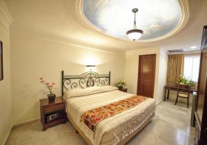 坎佩切Hotel Francis Drake的一间卧室设有一张带圆形天花板的大床
