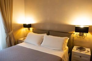 罗马Cathy's Luxury Home的酒店客房,设有一张带2个床头柜的床
