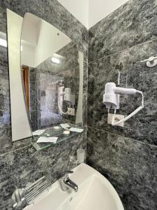 Hotel Lula Ksamil的一间浴室
