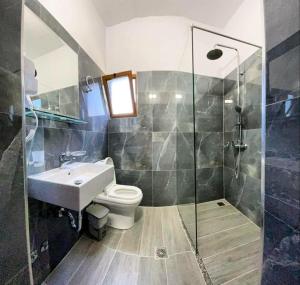 卡萨米尔Hotel Lula Ksamil的带淋浴、卫生间和盥洗盆的浴室