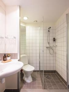 亨宁斯韦尔Villa Bryggekanten - by Classic Norway Hotels的一间带卫生间和淋浴的浴室