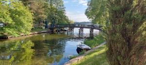 厄尔科Nadjeziorna Graphite的河上的小船,桥