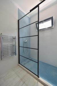 北马马亚-讷沃达里WAVE 3 Promenada Apartments的浴室内带玻璃门的淋浴间
