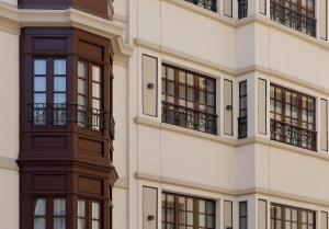 希洪NUMA HOTEL BOUTIQUE的建筑的外墙,设有窗户和阳台