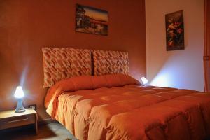 卡普多兰多A due passi dal mare的一间卧室配有一张带两个灯的床