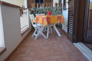 卡普多兰多A due passi dal mare的阳台配有桌椅