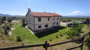 格罗塞托Casa vacanze Grancia的享有带庭院的房屋的空中景致