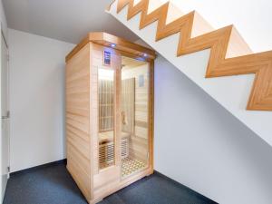 Scherpenheuvel-ZichemModern holiday home in Scherpenheuvel with infrared sauna的一间位于带楼梯的房间中间的桑拿浴室