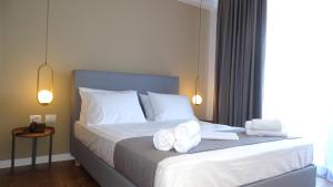 卡萨米尔Valmar Hotel的酒店客房,配有带毛巾的床