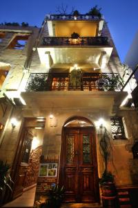 干尼亚帕拉佐迪皮特罗公寓酒店的一座带木门和阳台的建筑