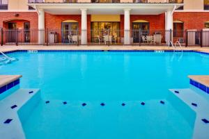 弗洛伍德杰克逊 - 弗洛伍德智选假日套房酒店的一座蓝色海水的大型游泳池