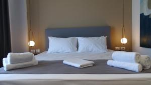 卡萨米尔Valmar Hotel的一间卧室配有一张床,上面有两条毛巾