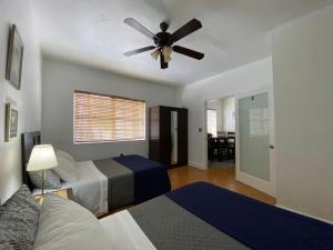 Miami Beach Rooms B&B客房内的一张或多张床位