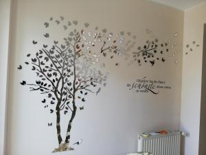 沃尔特湖畔韦尔登Haus Friedburg的墙上有树叶和鸟