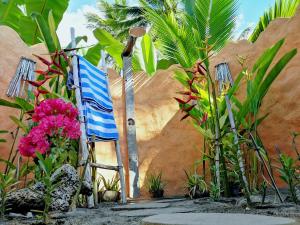 毛梅雷椰子园海滩度假村 的花卉园里的蓝白椅子