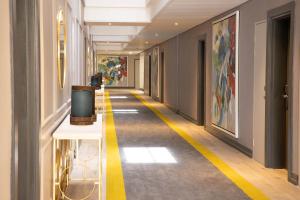 埃祖尔韦尼欢乐谷酒店及赌场的楼面上一条黄色条纹的走廊