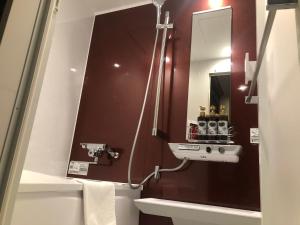 横滨Gomax (Adult Only)的一间带水槽和镜子的浴室