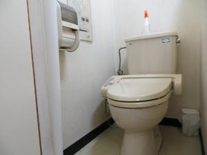 今治市Komecho Ryokan / Vacation STAY 33206的浴室设有卫生间,上面装有一瓶水