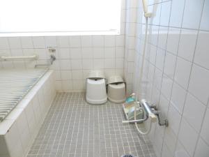 今治市Komecho Ryokan / Vacation STAY 33206的瓷砖客房内的浴室设有2个卫生间