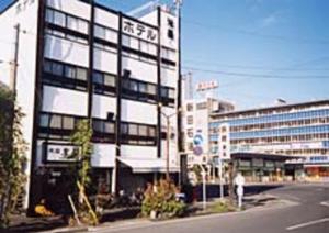 今治市Komecho Ryokan / Vacation STAY 33206的站在前面的建筑物