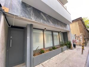 尼科西亚Central Suites Perikleous 53 Down Town Nicosia By Platform 357的一座有灰色门和一些植物的建筑