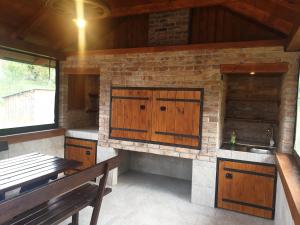 格拉博瓦茨马克科塞奇旅馆的一个带木制橱柜的厨房和一张位于客房内的长凳