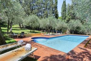 佛罗伦萨4bdrm elegant apartm in Private Estate, shared Swimmingpool, Maze Garden的一座大游泳池,位于一个树木繁茂的庭院内