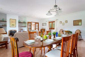 BiniparrellVilla Son Tretze by Villa Plus的用餐室以及带桌椅的起居室。
