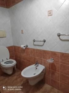 西尼斯科拉MONOLOCALE YELLOW的一间带卫生间和水槽的浴室