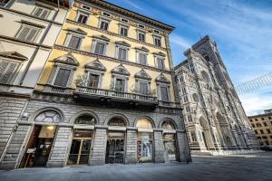 佛罗伦萨Palazzo Gamba Apartments al Duomo的一座大型建筑,两座高楼