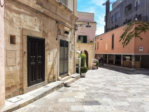 马泰拉Antica Pepice的一座拥有建筑物的老城区的小巷