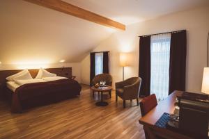 哈尔施塔特哈尔施塔特历史酒店的配有一张床和一张书桌的酒店客房