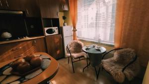 科尔别卢夫Apartament Pilsko 1的客厅配有桌椅和电视。